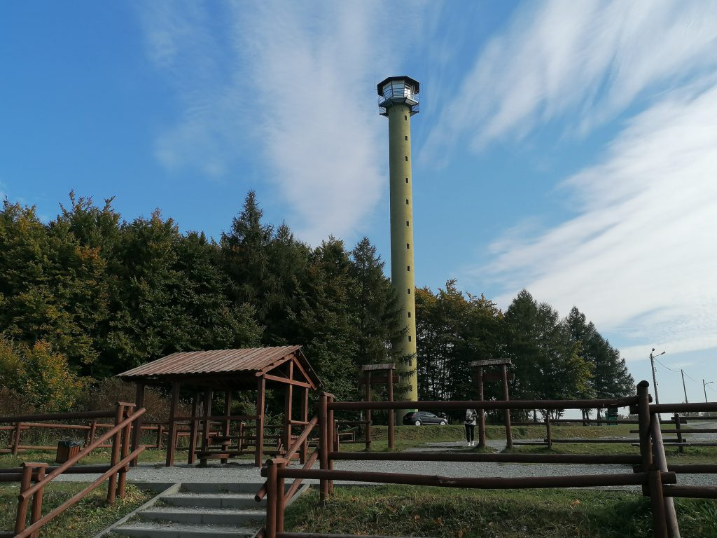 Fernrohr und Infotafeln auf Czubatka